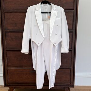 Elegant White Tailcoat Suit,